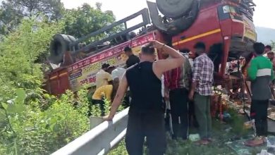 Uttarakhand News: टिहरी के ताच्छला मोड़ पर भीषण हादसा, कांवड़ियों से भरा ट्रक पलटने से तीन की मौत
