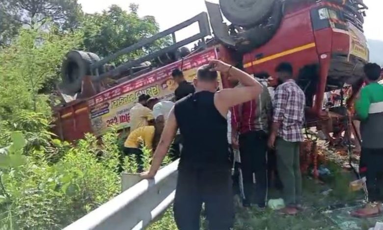 Uttarakhand News: टिहरी के ताच्छला मोड़ पर भीषण हादसा, कांवड़ियों से भरा ट्रक पलटने से तीन की मौत