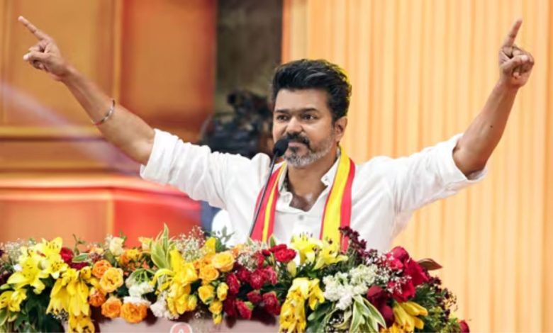 रजनीकांत को पीछे छोड़कर Vijay का राजनीतिक सफर करुर हादसे से कैसे हुआ खून से सना और फैंस की चिंता