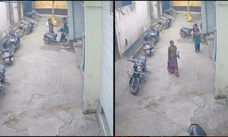 UP News: घाटीबाज़ महिलाओं ने बच्चों के बहाने घर में घुसकर लाखों के मोबाइल चुराए, CCTV वीडियो हुआ वायरल