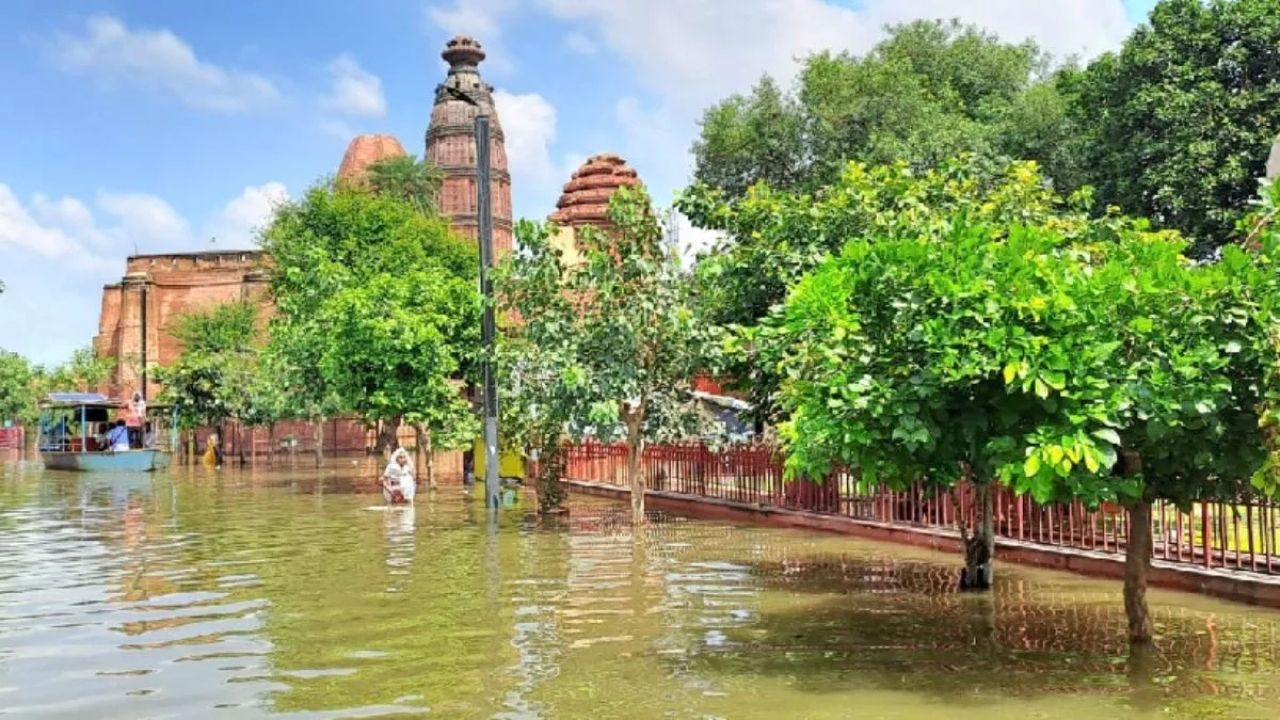 Mathura Flood: मथुरा में यमुना का जलस्तर खतरे के निशान से ऊपर, बाढ़ की चपेट में आए 45 गांव