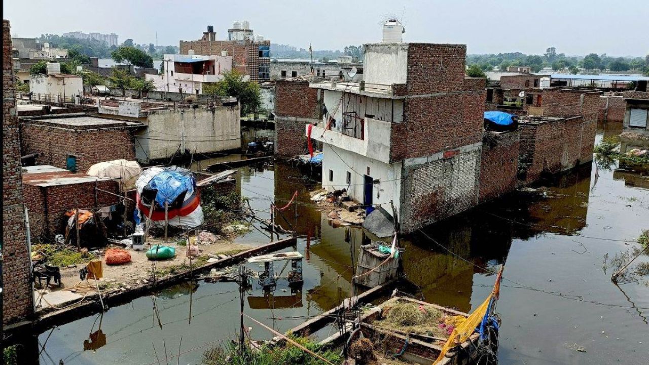 Mathura Flood Update: वृंदावन के खादर इलाके में बाढ़ का कहर जारी, घरों में दलदल और दुर्गंध से लोग परेशान