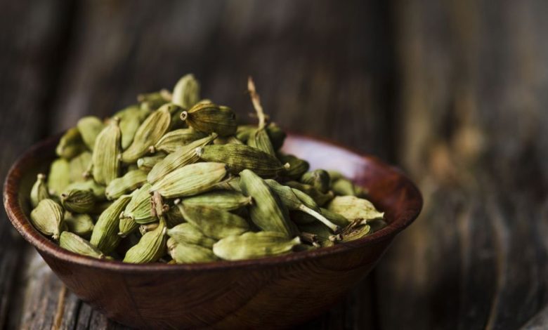 Green Cardamom खाने से बढ़ती है ऊर्जा और पाचन शक्ति, रोज़ाना चबाने से शरीर होगा फिट और रोग रहित