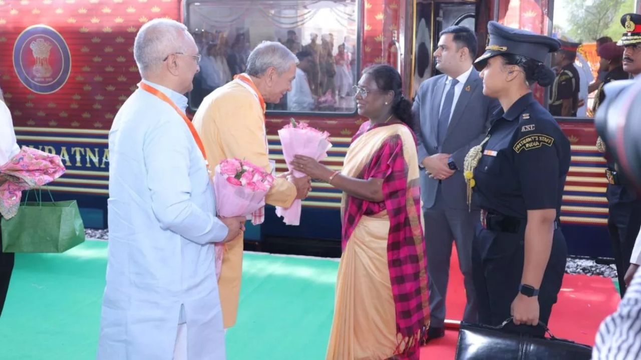 UP News: राष्ट्रपति द्रौपदी मुर्मू का विशेष ट्रेन से वृंदावन आगमन, ठाकुर बांके बिहारी मंदिर में भक्तों ने किया दर्शन