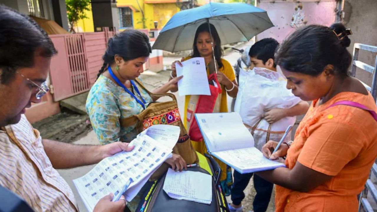 UP News: लखनऊ में आज अंतिम दिन, BLOs लगातार कर रहे SIR फॉर्म भरने का काम