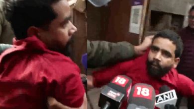Delhi News: मिडनाइट ऑपरेशन में पत्थरबाजी, दिल्ली पुलिस ने संदिग्ध को पकड़कर ले जाया