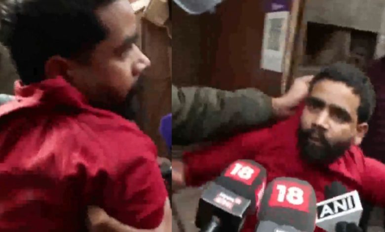 Delhi News: मिडनाइट ऑपरेशन में पत्थरबाजी, दिल्ली पुलिस ने संदिग्ध को पकड़कर ले जाया