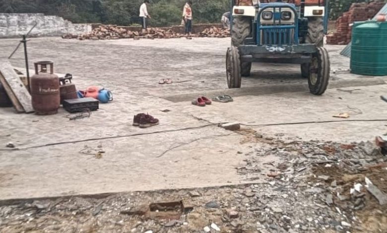 UP News: संबल में मस्जिद गिराने का प्रशासनिक ऑपरेशन टला, लोग खुद कर गए ध्वस्त